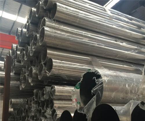 904L不銹鋼管陰極與陽(yáng)極面積比，陰極面積控制在陽(yáng)極面積的1/2.在此情況下，可以防止價(jià)格的增長(zhǎng)，過(guò)多的價(jià)格在陽(yáng)極表面被氧化成價(jià)格